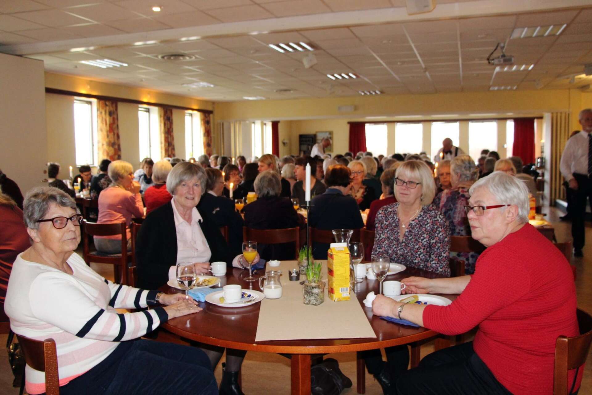 Gunilla Jernquist, Irene Nilsson, Florence Gaute och Anne-Marie Askerlund hade mycket att tala om under frukosten.