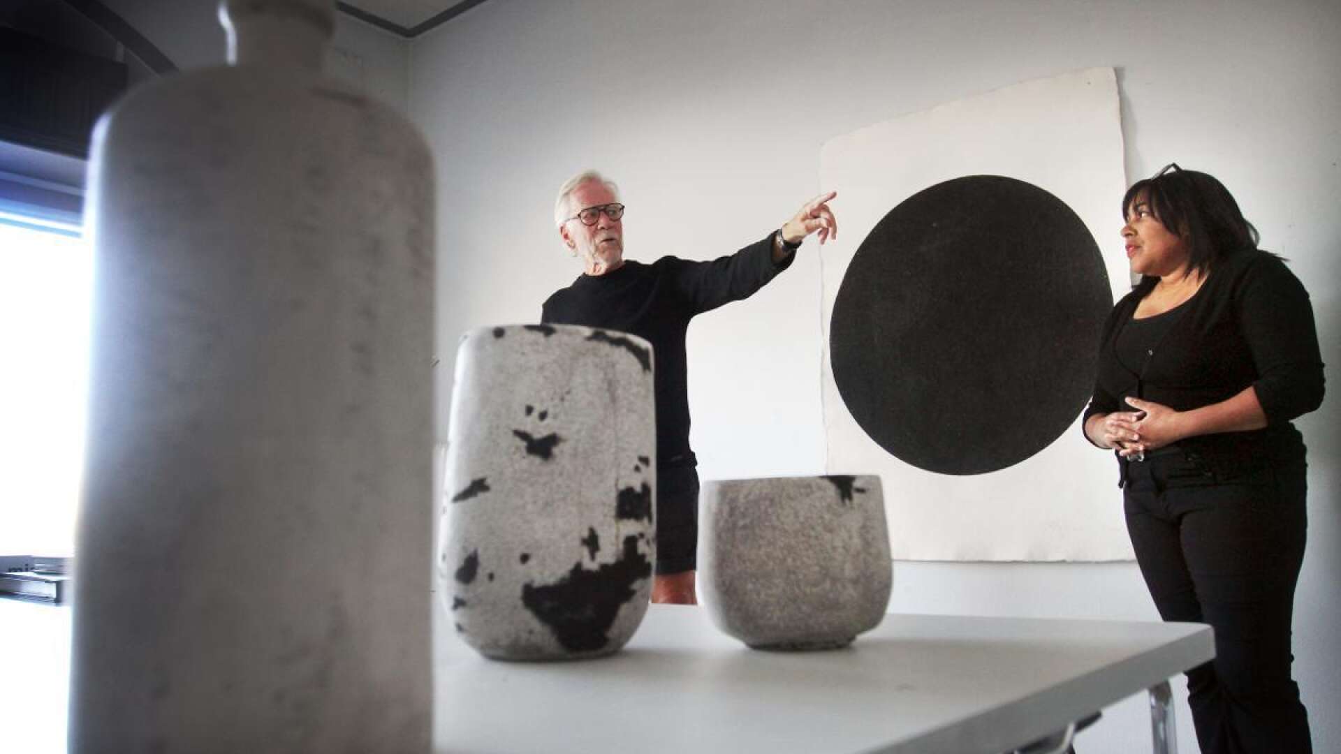 Björn Nordén och Cecily Ferguson står bakom utställningen som även visar keramiska föremål.