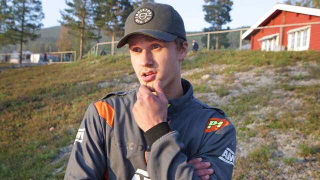 Elias Svensson siktade på guldet i croscarklassen i RallyX, men slutade trea i mästerskapet efter punktering i semifinalen.