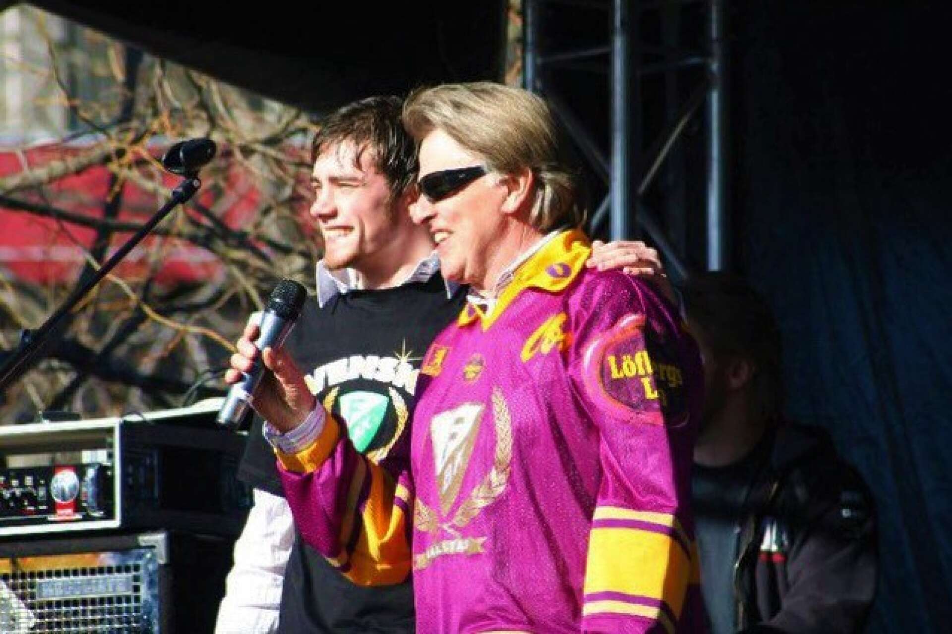 Niklas Lindqvist och Sven-Erik Magnusson i samband med SM-guldfirandet på Stora torget i Karlstad 2006.