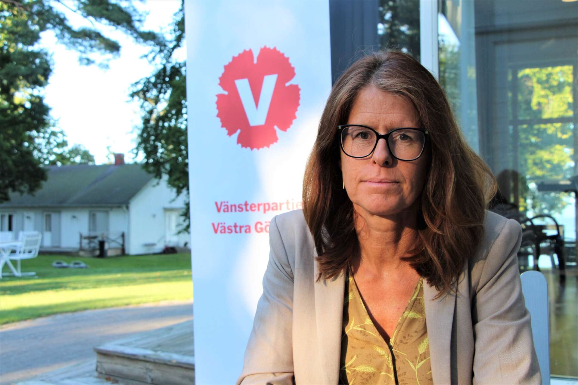 Carina Örgård (V), regionråd Västra Götalandsregionen, deltog i en presskonferens i riksdagen under torsdagen, tillsammans med partiledare Nooshi Dadgostar. (Arkivbild)