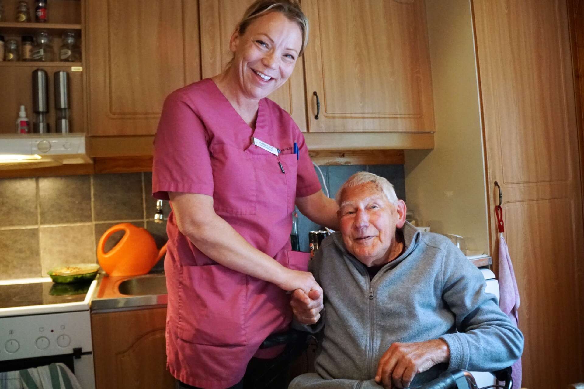 Andra stoppet för Anna Lind är Hans Larsson, 89, som ska få sin första medicindos för dagen. 