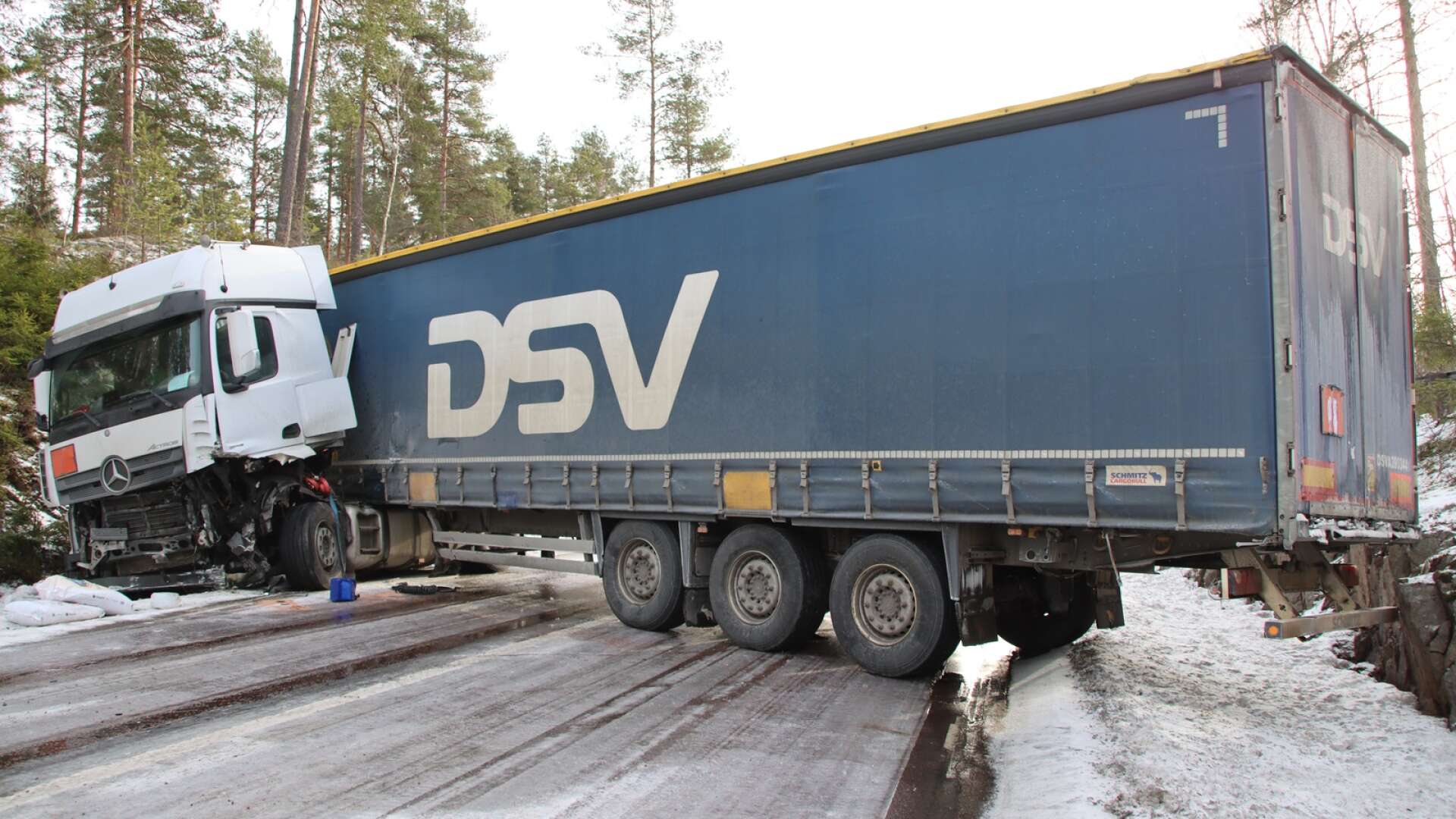 Arkivbild på en trafikolycka på riksväg 26 mellan Långbansände och Lesjöfors, i höjd med Hökhöjden. Chansen att  överleva en frontalkrock med lastbil är liten om du själv kör en personbil. 