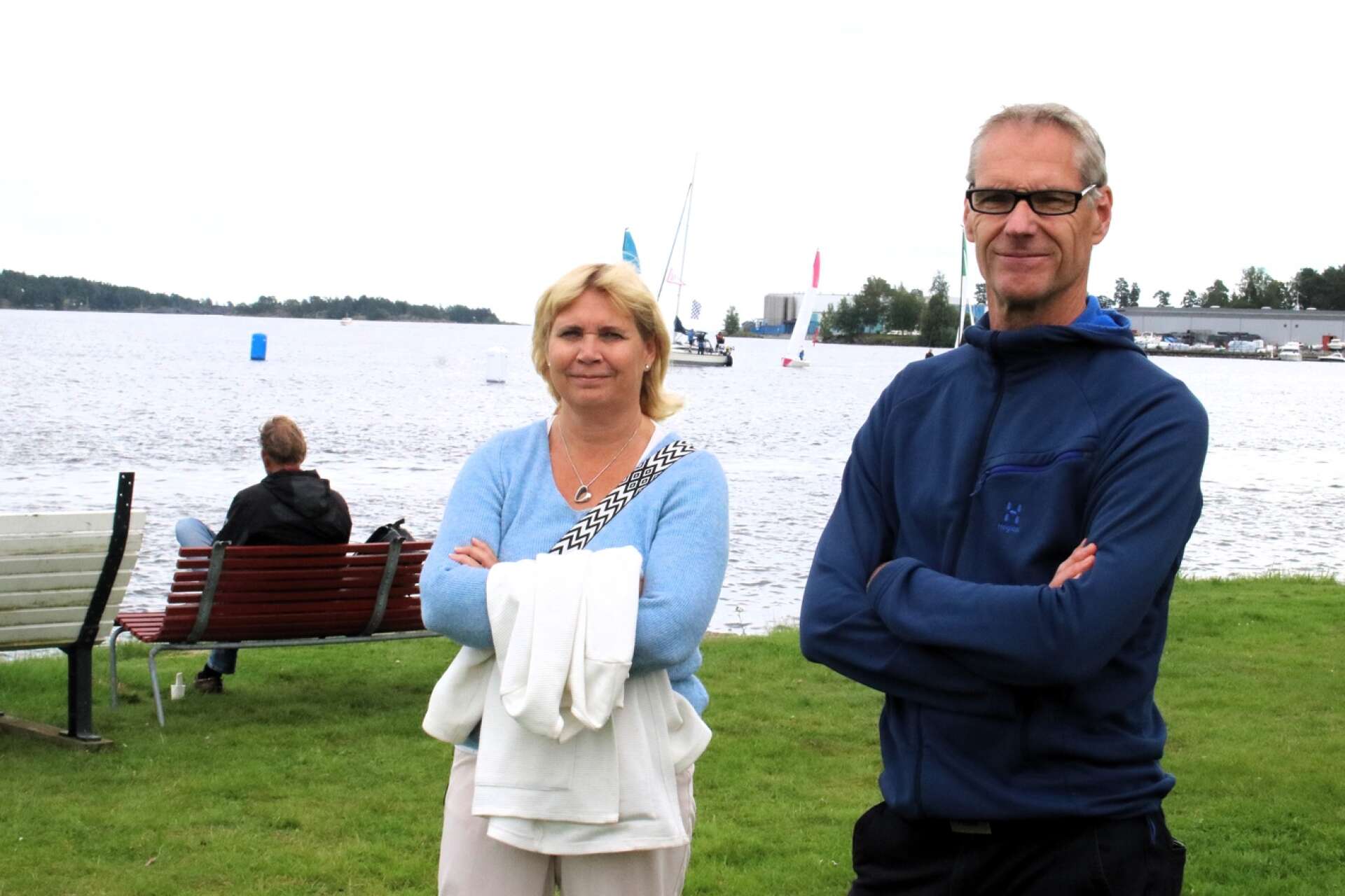 Säffleparet Susanne Norström och Krister Karlsson gjorde ett besök i Åmål för att se seglingen från udden.