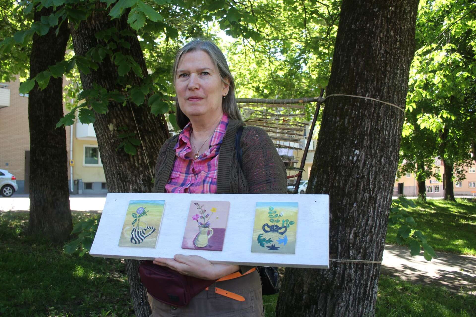 Cecilia Stigevik har gjort blomsterbilder som insekterna ska få titta närmare på- Bilderna ska hängas upp i ett träd.