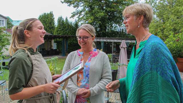 – Du är lojal mot din bygd och det är väldigt viktigt, sa riksdagskvinnan Ulrika Heie (C) när hon delade ut diplomet till en glatt överraskad Emilia Brånfelt. Pernilla Johansson var också på plats.
