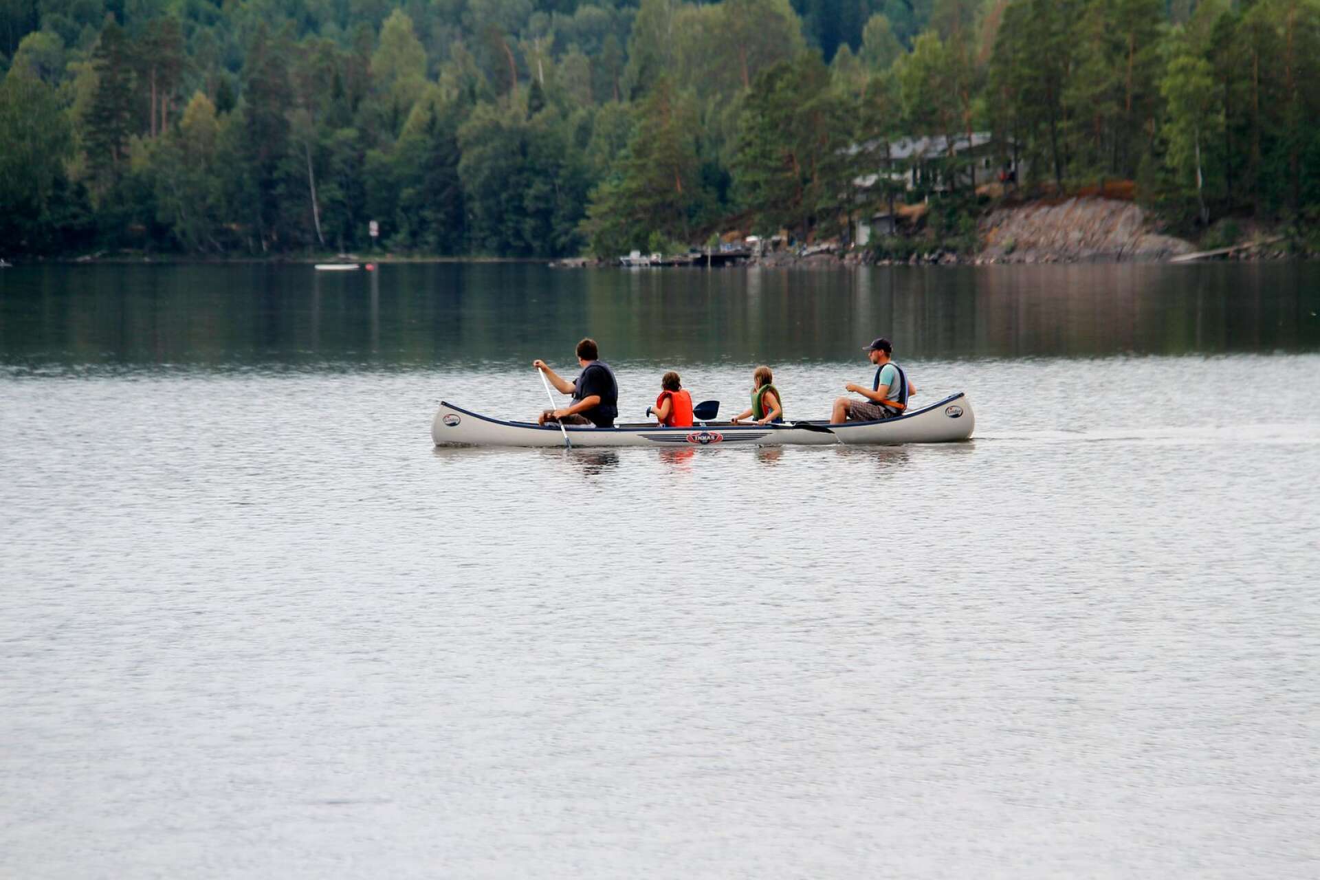 Att hyra kanot är populärt. Det finns mycket att uppleva längs de dalsländska vattnen. 