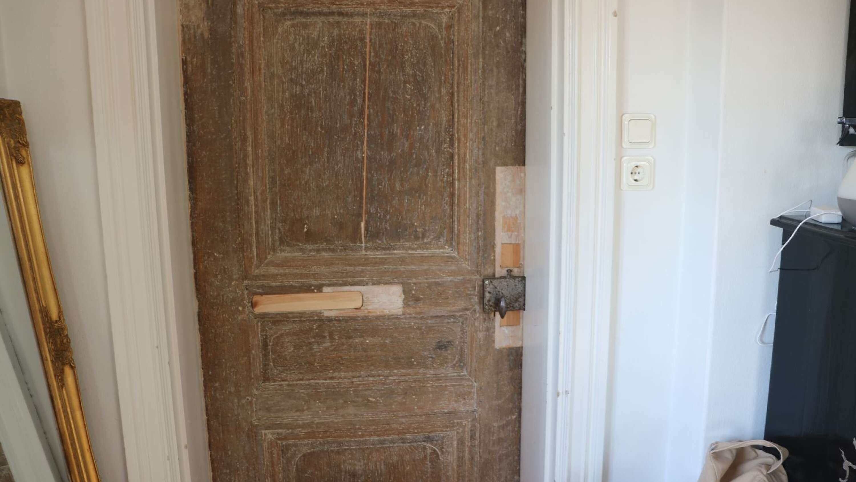 Den andra dörren som är ett byggnadsminne. Någon har tidigare haft en brevlåda i dörren. 