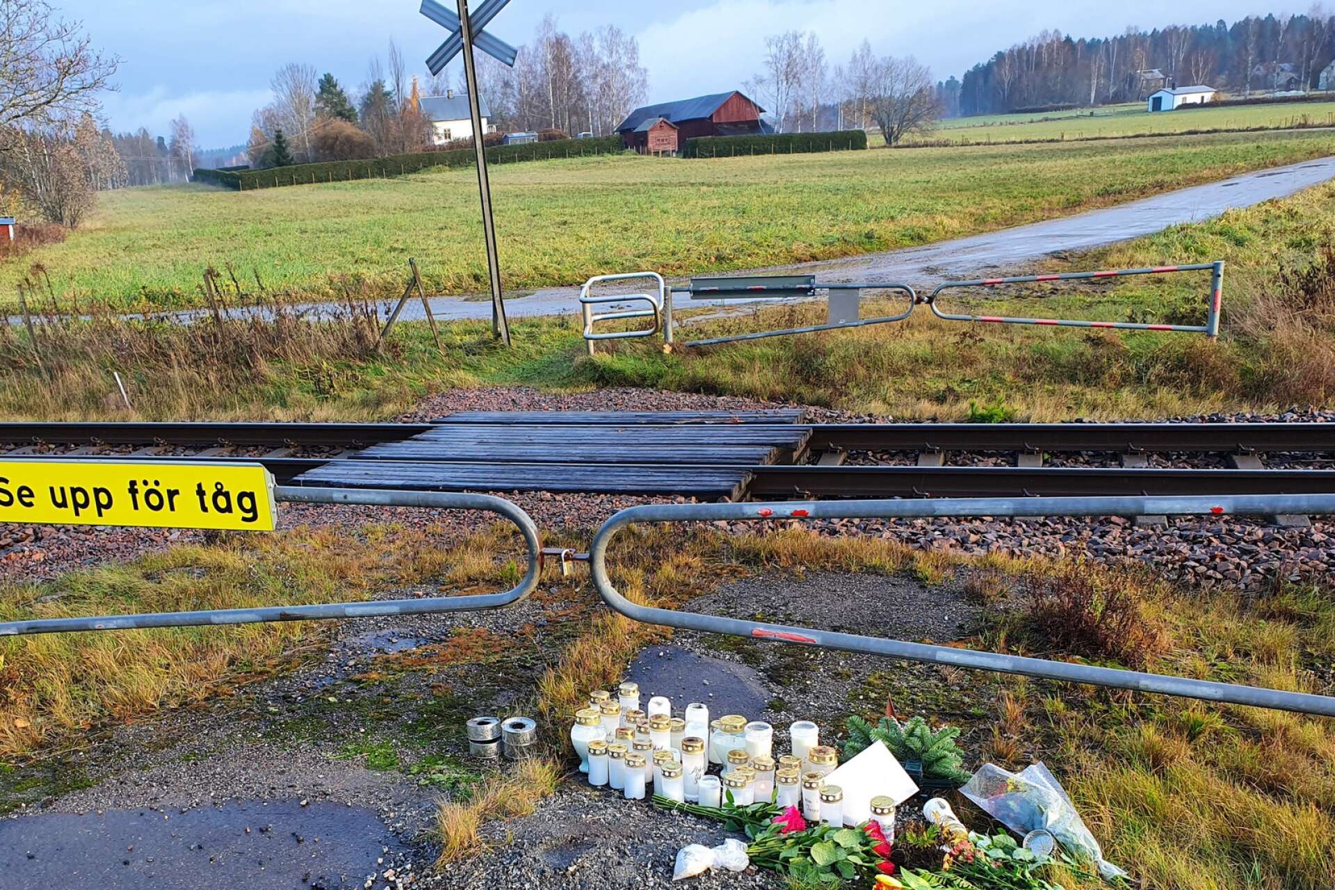 Över ett år har gått sedan tågolyckan vid Kärrsmossen, där en 21-åring miste sitt liv vid en av de obevakade övergångarna. Dessa har ännu inte åtgärdats. Arkivbild.