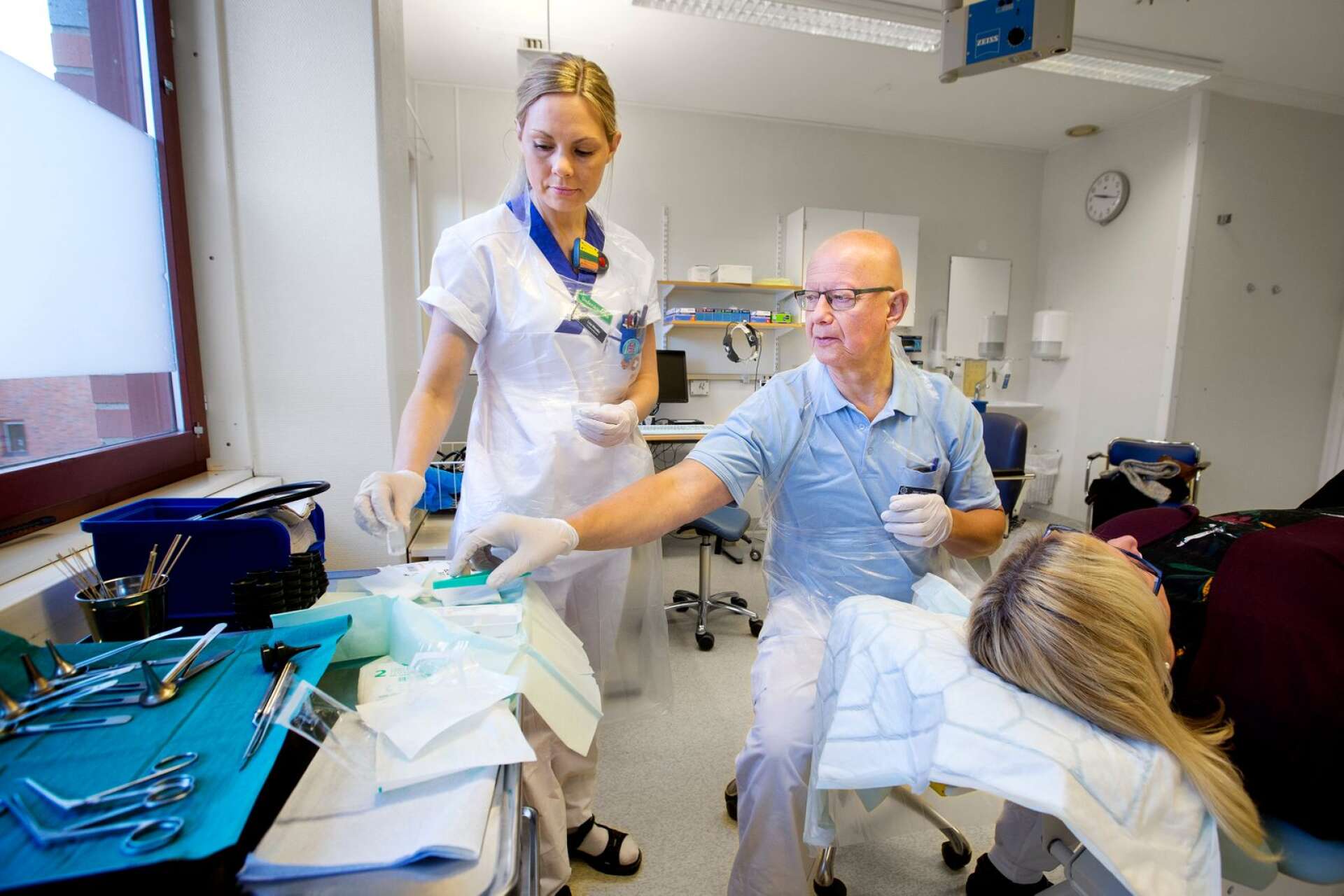 Undersköterska Lisa Westby och läkare Peter Stenbom hjälper patienten Lena Karlsson Carringer.