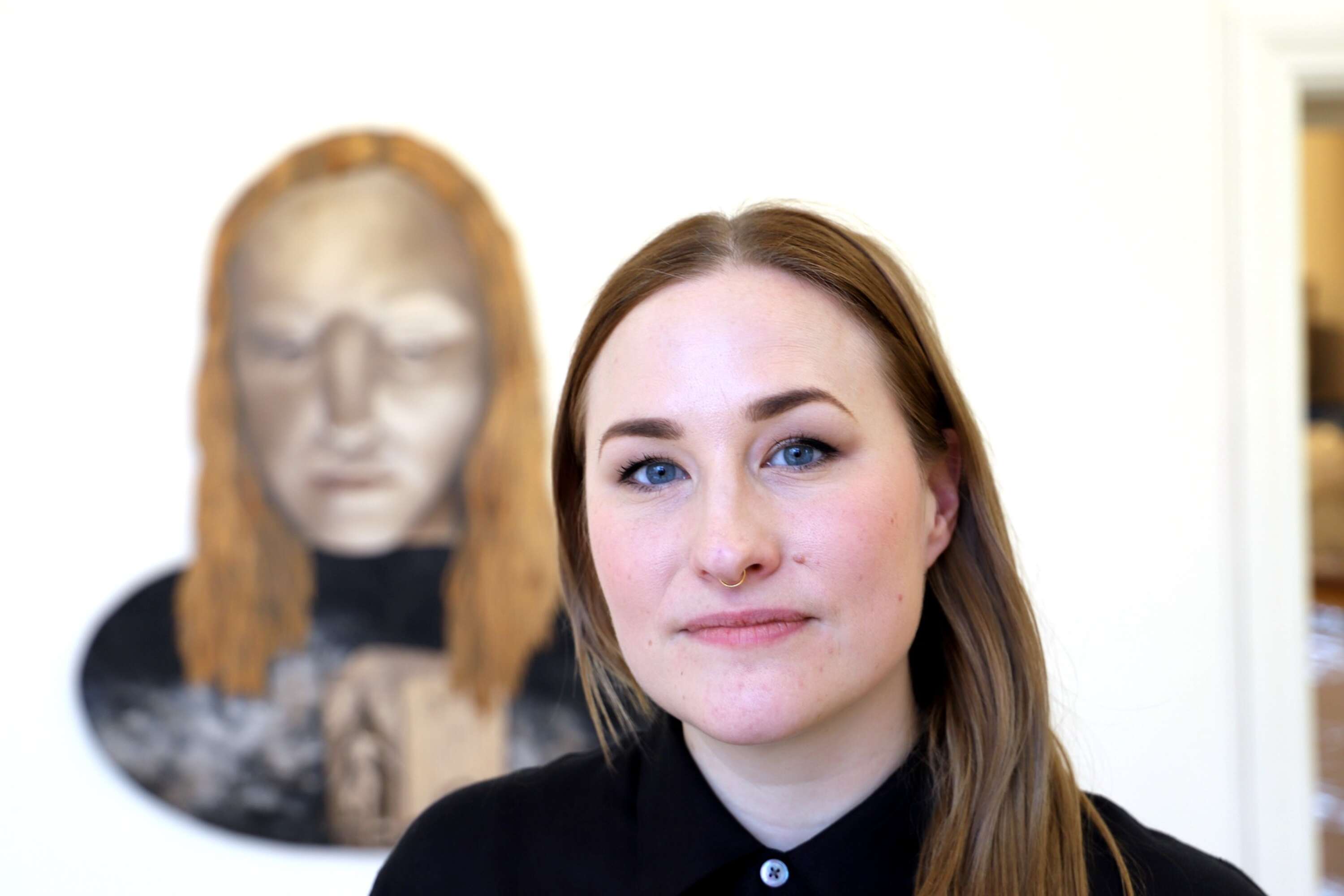 Julia Olofsson är född 1984 och uppvuxen i Karlstad, på Stockfallet. Hon bor i Utby i Göteborg sedan 2006, efter att ha läst två år i Växjö på designprogrammet.