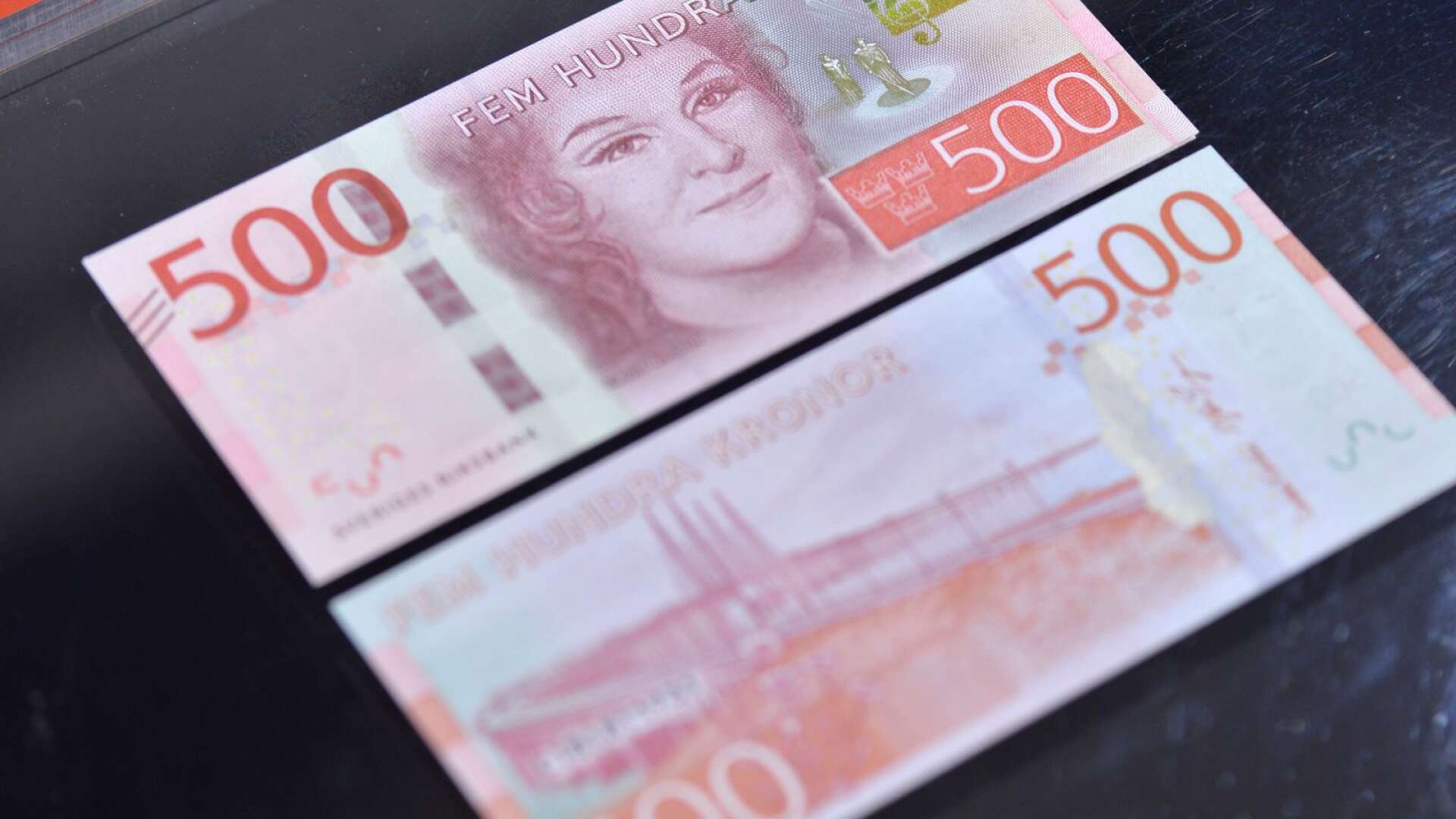 Polisen har fått flera anmälningar om falska sedlar i västra Skaraborg. Främst har det handlat om 500-kronorssedlar som kunder använt vid betalning på restauranger, bensinstationer och affärer.