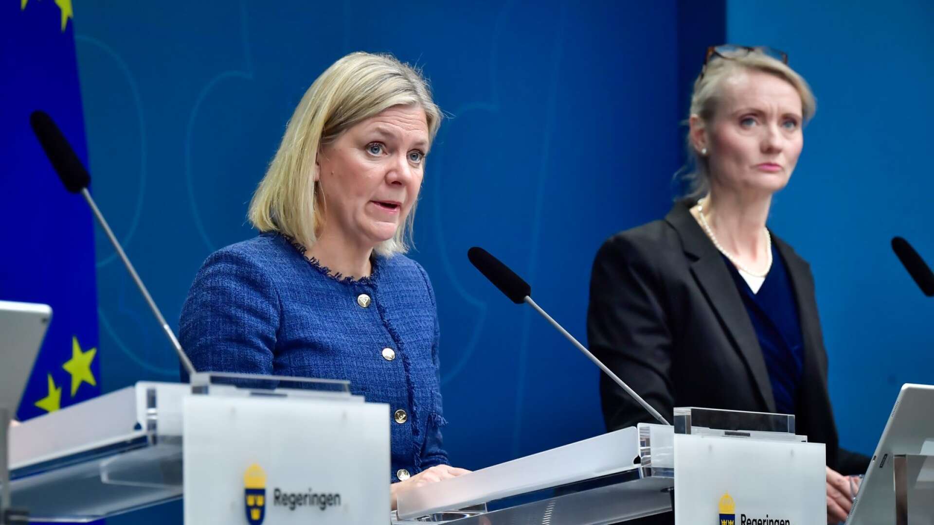 Statsminister Magdalena Andersson och  Folkhälsomyndighetens generaldirektör Karin Tegmark Wisell deltar under måndagens pressträff.
