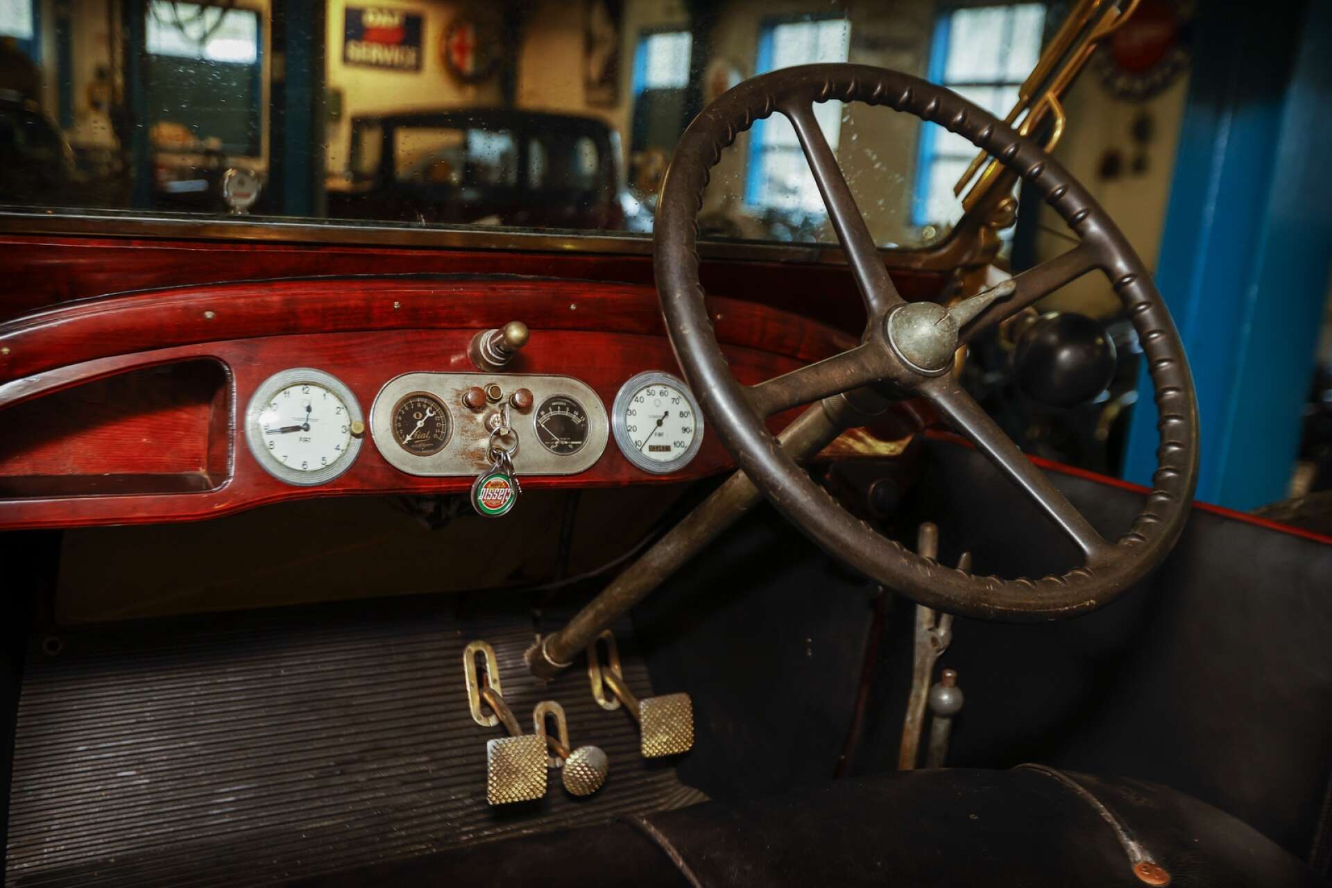 Det var inte mycket teknik som fanns i äldre bilar. De som nu klubbas är en blandning av veteran- och vintagebilar.