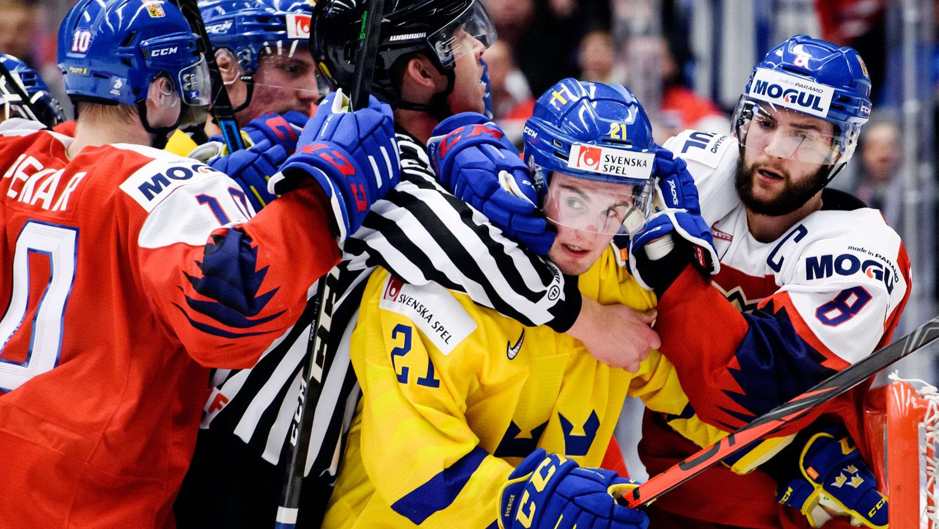 Sveriges Nils Höglander under torsdagens kvartsfinal i Junior-VM 2020 i ishockey mellan Sverige och Tjeckien i Ostravar Arena.