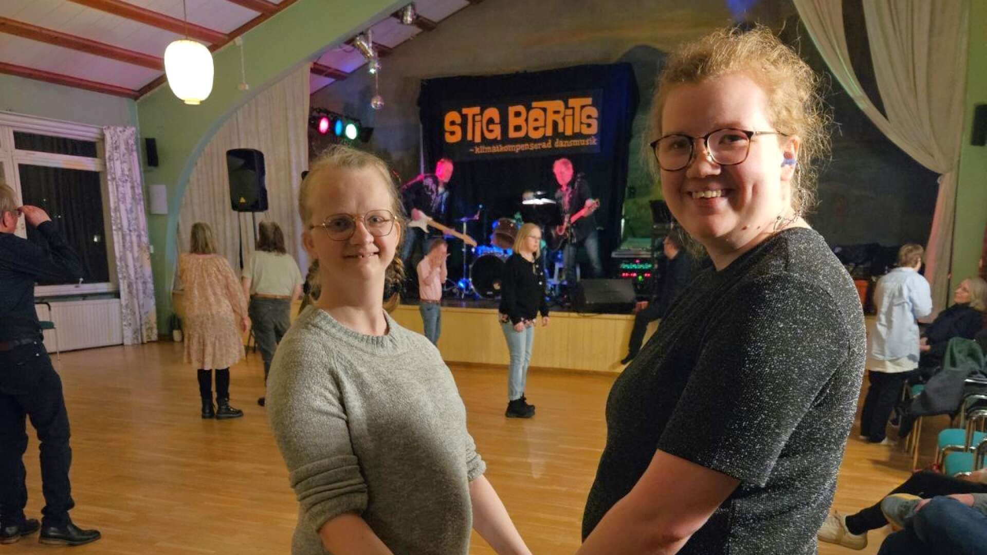 Tintin Körner Lindström och Evelina Fredriksson dansade ihop.