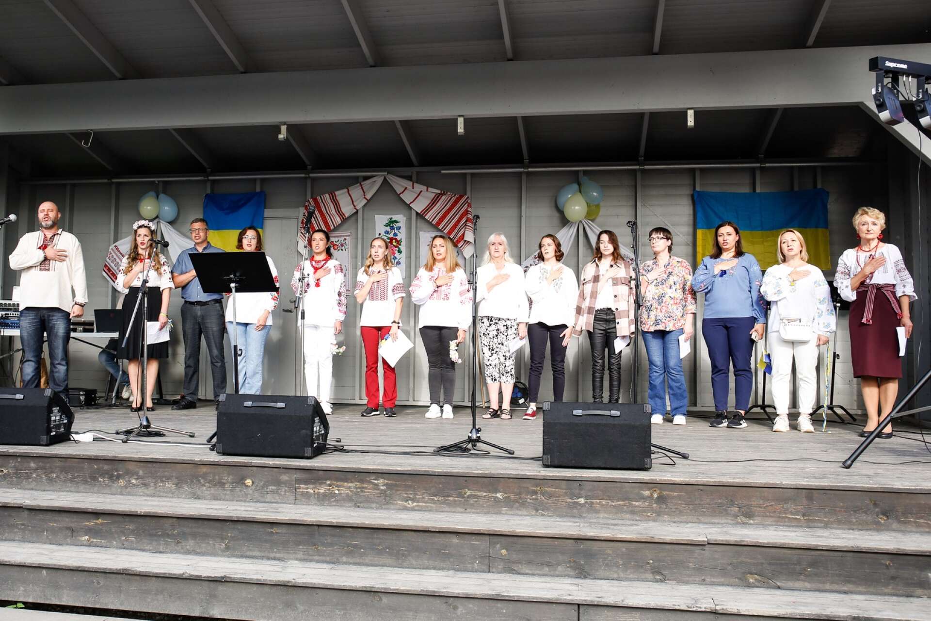 Ukrainska nationalsången sjungs.