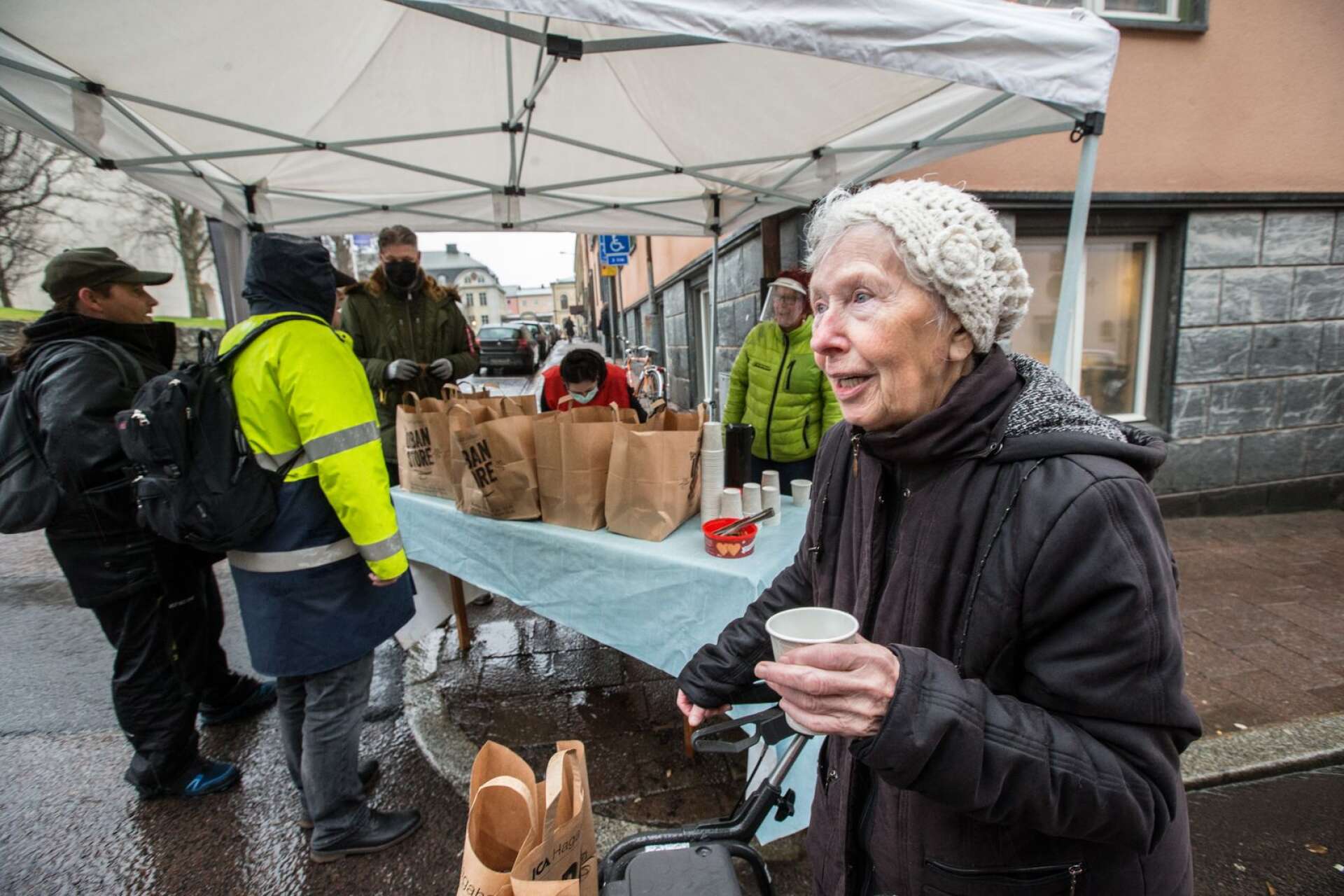 Vivianne Björkman, 84 år, är alldeles ensam och kan inte laga mat på egen hand. Men tack vare Stadsmissionen får hon både mat i magen och sällskap. 