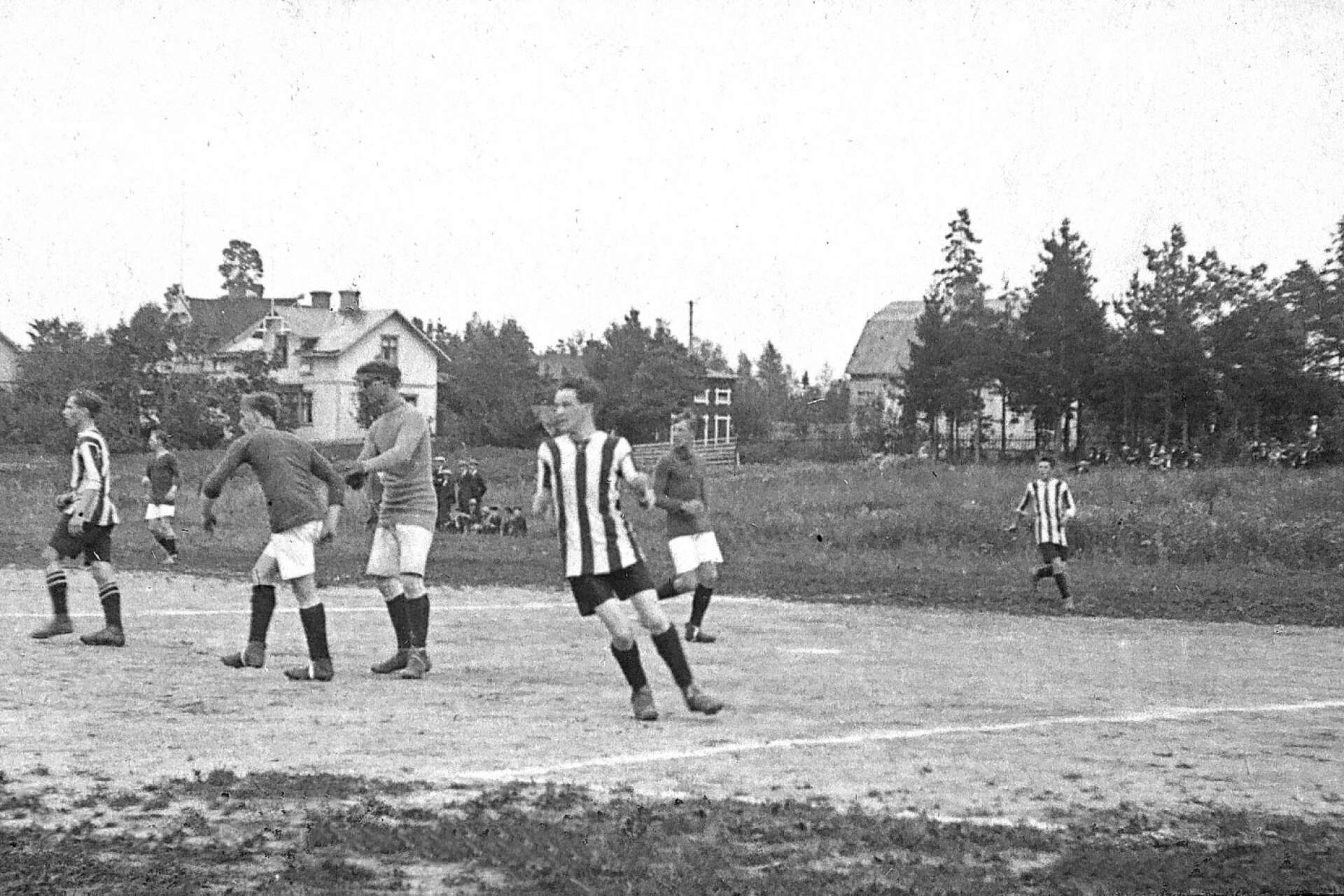 För 100 år sedan tog Viktor Jansson denna bild när Sifhälla spelade match på idrottsplatsen, som alltså var blivande Nytorget. Det skulle dröja ytterligare 14 år innan Sporthälla kunde invigas och idrottsplatsen överges på ”Kotorget”.

