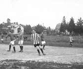 För 100 år sedan tog Viktor Jansson denna bild när Sifhälla spelade match på idrottsplatsen, som alltså var blivande Nytorget. Det skulle dröja ytterligare 14 år innan Sporthälla kunde invigas och idrottsplatsen överges på ”Kotorget”.

