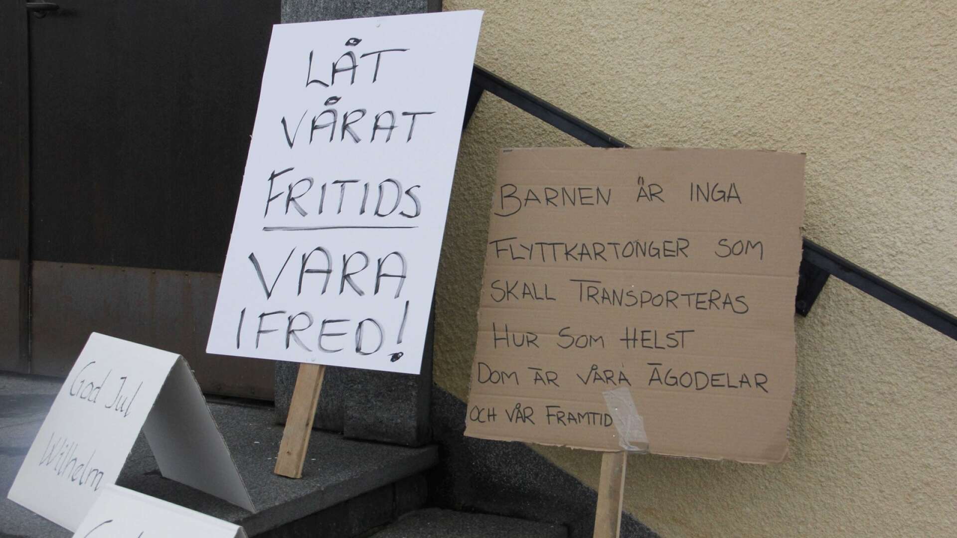 Demonstration mot nedläggning av Skåpafors förskola och Billingsfors fritids innan kommunfullmäktiges sammanträde.