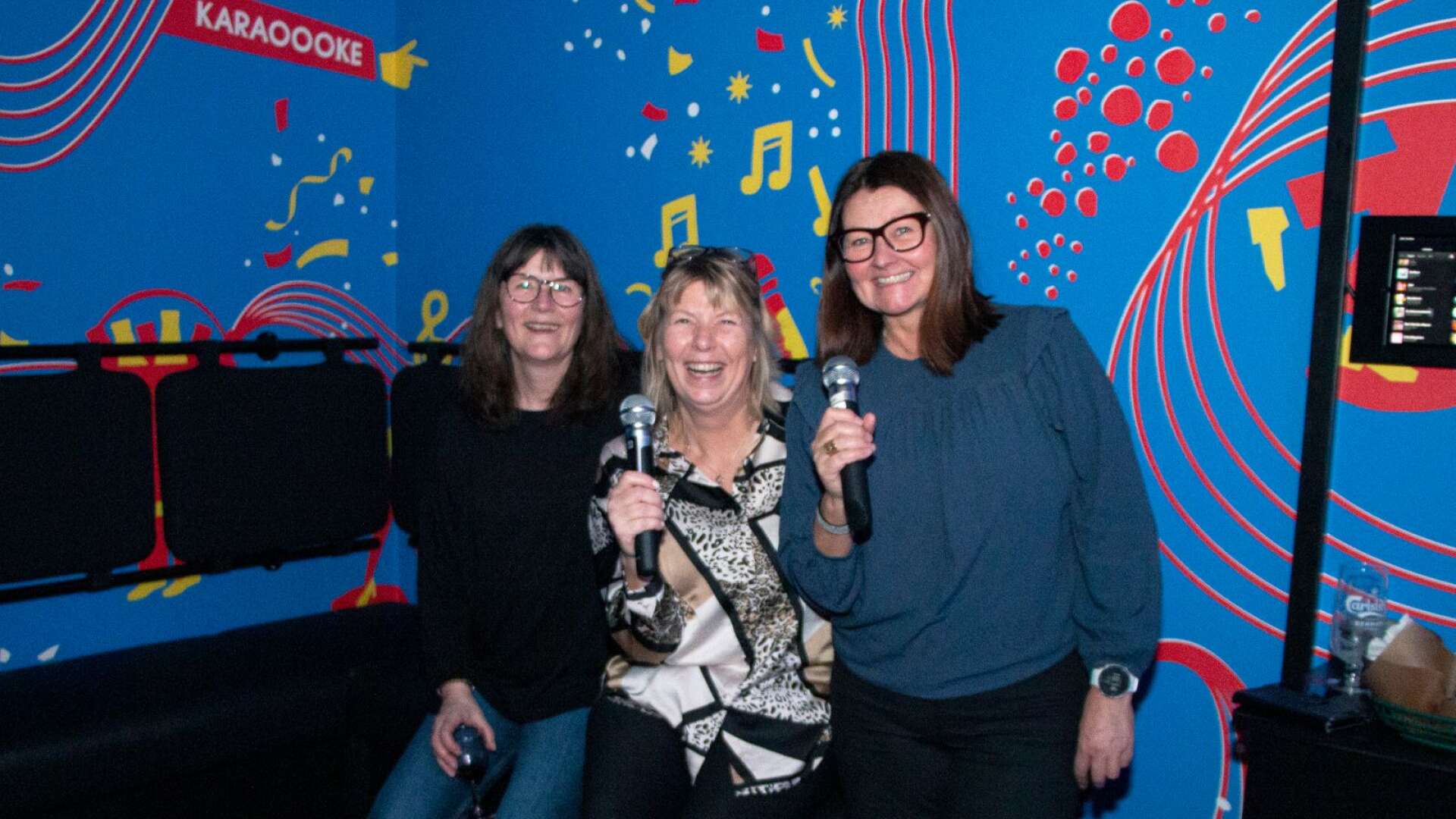 Helen Karlsson, Madelene Brunzell och Malin Broberg är tre kollegor som valt karaoke som after work.