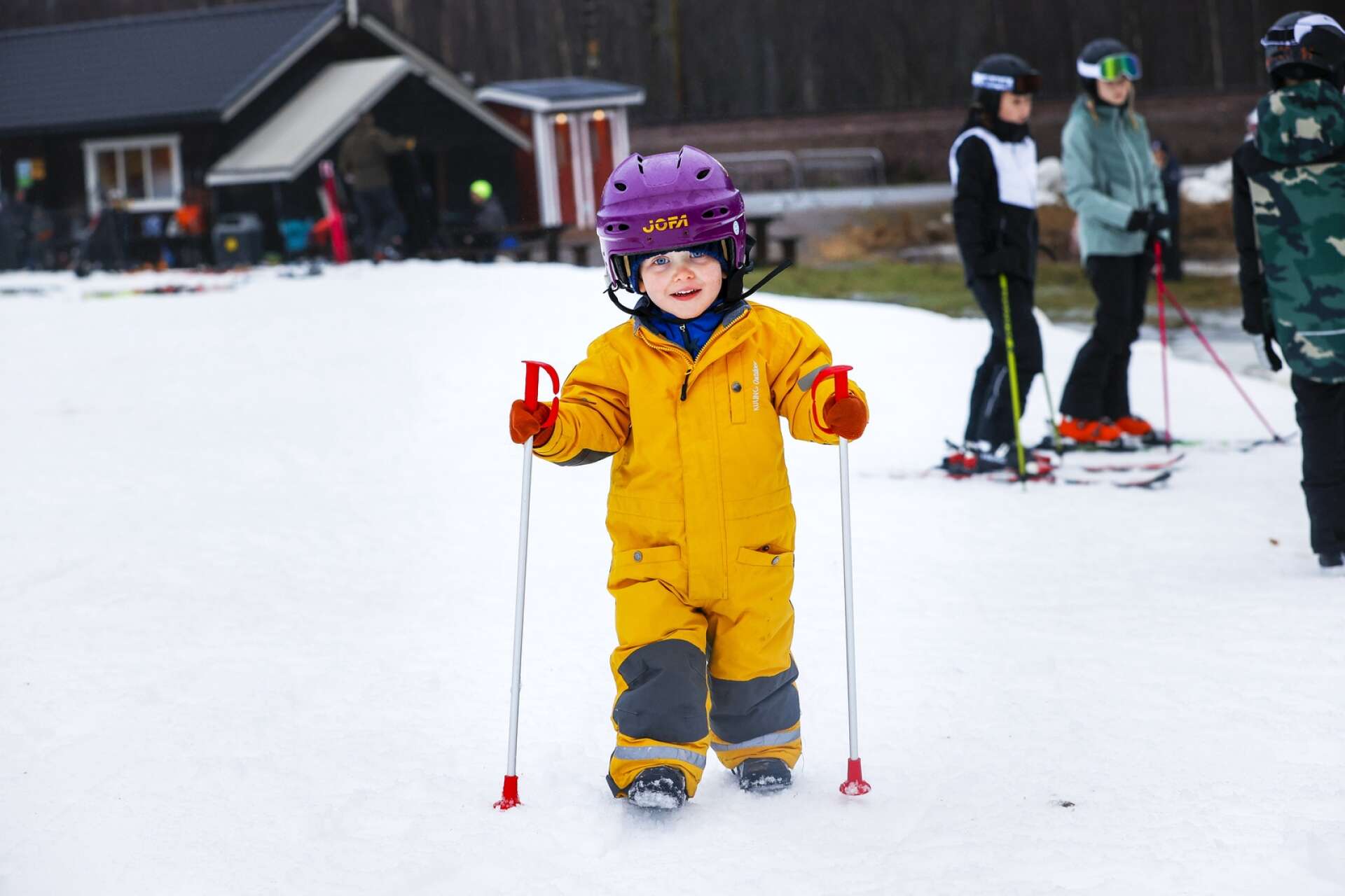 Karl Wallmander, 2,5 år, från Karlstad uppskattade vintersportande när han testade skidåkning för första gången. 