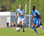 Ahmed Ziku Jaggwe i löpduell med Jim Glimmersten.

Fotboll på Rösvallen, Åmål
Division 4 Bohuslän–Dalsland
IF Viken – Eds FF 0–2 (0–1)