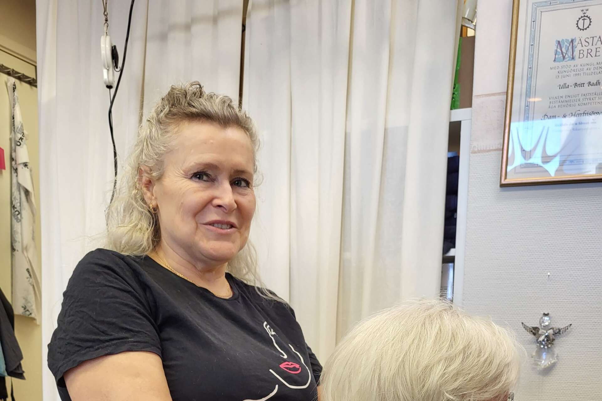 Ulla Badh är en erfaren företagskvinna. Hon startade salongen redan 1988. Hon har en bred kundkrets och tycker att det går bra att bedriva företag i Filipstad. 