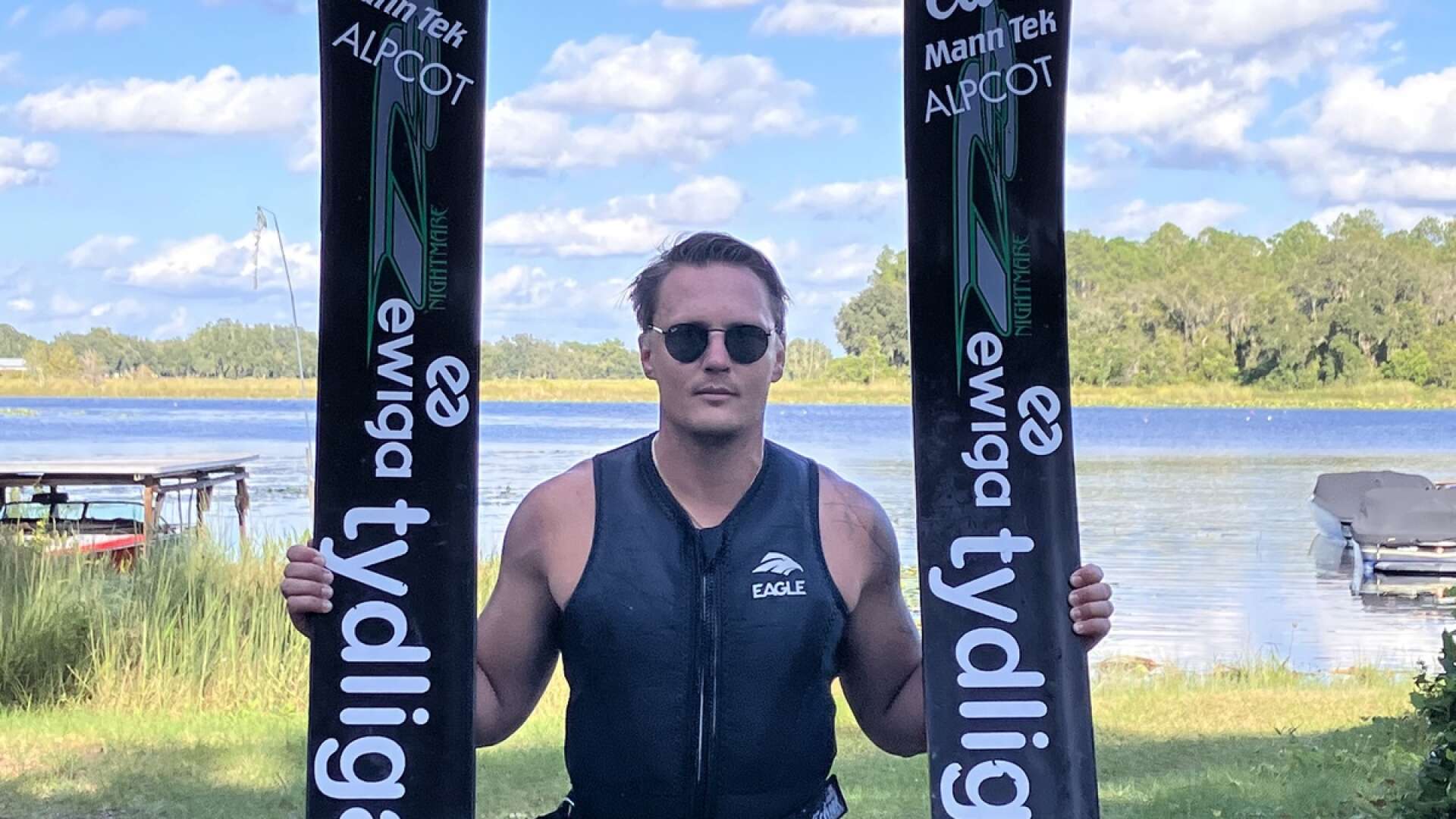 Mariestadssonen Patrik Öhman på VM i vattenskidor i Florida. Han satsade fullt, men hade inte centimeterna i rampträffen på sin sida.
