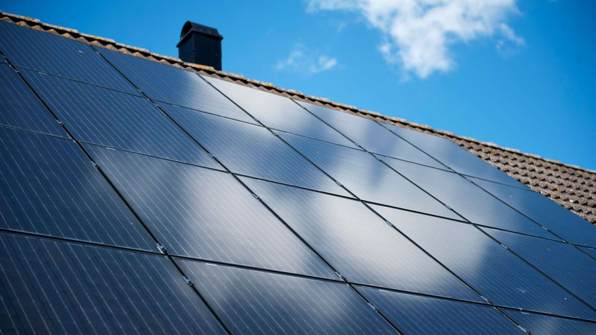 Tack vare det gröna avdraget har nära 63 000 småhusägare vågat ta klivet och under 2021 investerat över fyra miljarder i grön teknik, det vill säga solceller, laddare och batterier, skriver Anna Werner.