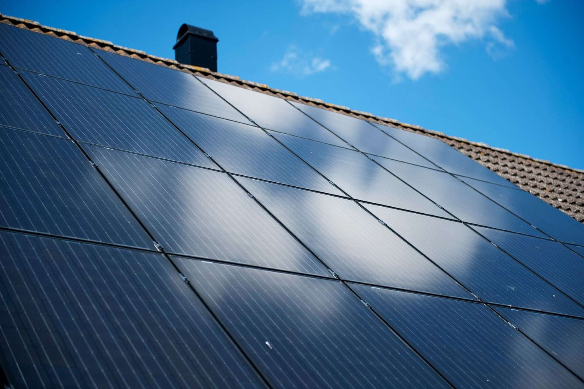 Tack vare det gröna avdraget har nära 63 000 småhusägare vågat ta klivet och under 2021 investerat över fyra miljarder i grön teknik, det vill säga solceller, laddare och batterier, skriver Anna Werner.