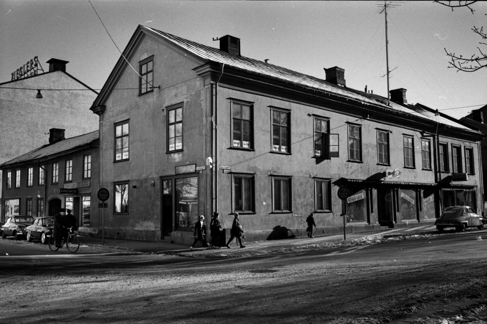 Hörnet av Norra Strandgatan-Västra Torggatan för 50 år sedan. Den stora delen av huset flyttades hit från Tösse år 1867. Senare byggdes huset ut och här har bland annat Karlstads Handelsinstitut och Praktiska skolan funnits, samt kaféet City under 40- och 50-talet.