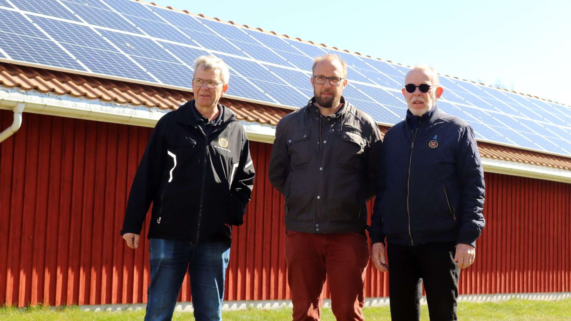 Lars Nordgren, projektledare, Erik Stjernberg, avdelningschef HSB Värmland energiavdelning, och Bernt Tiberg, vice värd Brf Tullporten, står framför nyinstallerade solpaneler.