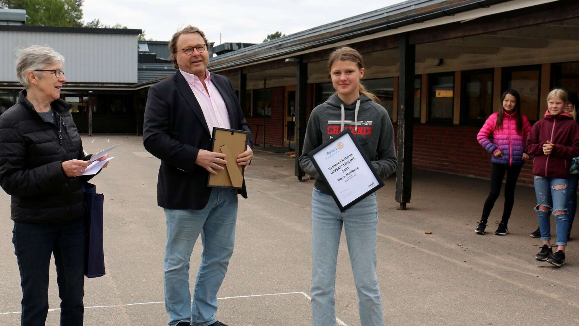 Nova Hallberg mottog priset inför sina klasskamrater i 5 D på Häggetorpsskolan. Rotarys uppsatsansvariga Anita Ericsson och president Per-Olof Andersson.