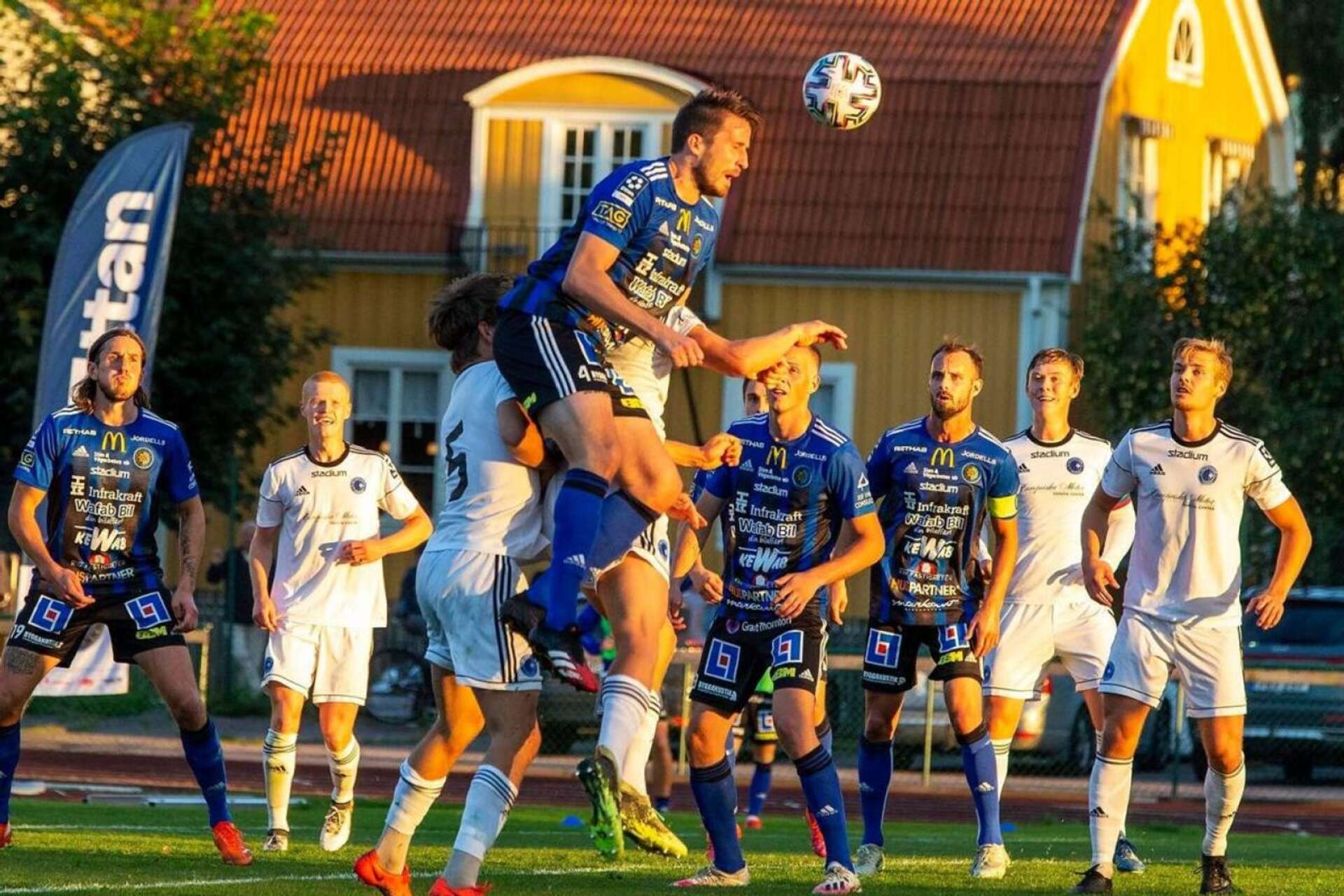 Mittbacken och lagkapten Stefan Zarkovic höll tätt bakåt när Karlstad vann borta mot Umeå. Arkivbild.