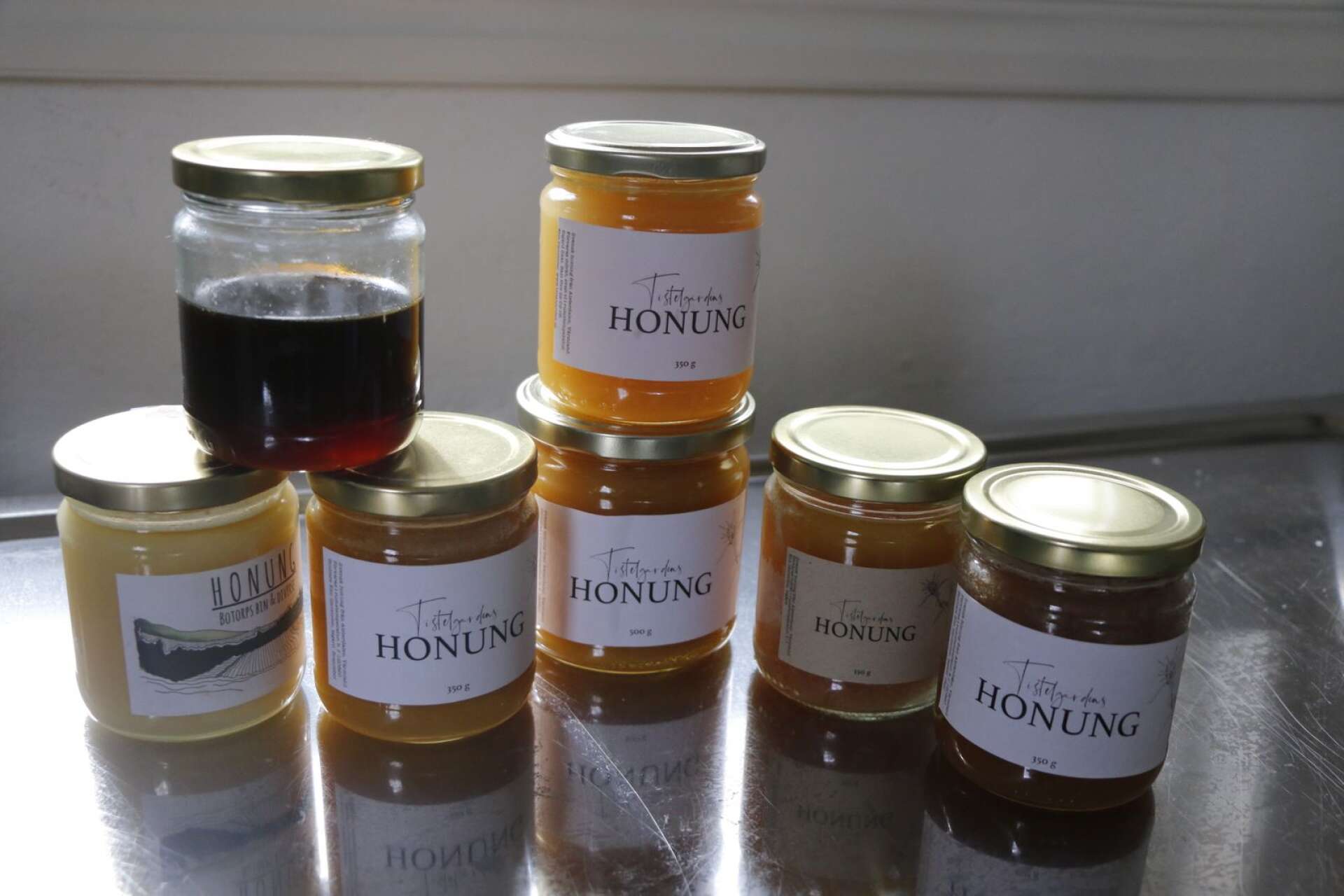 Färgen på honungen varierar beroende på vilka växter bina besökt.