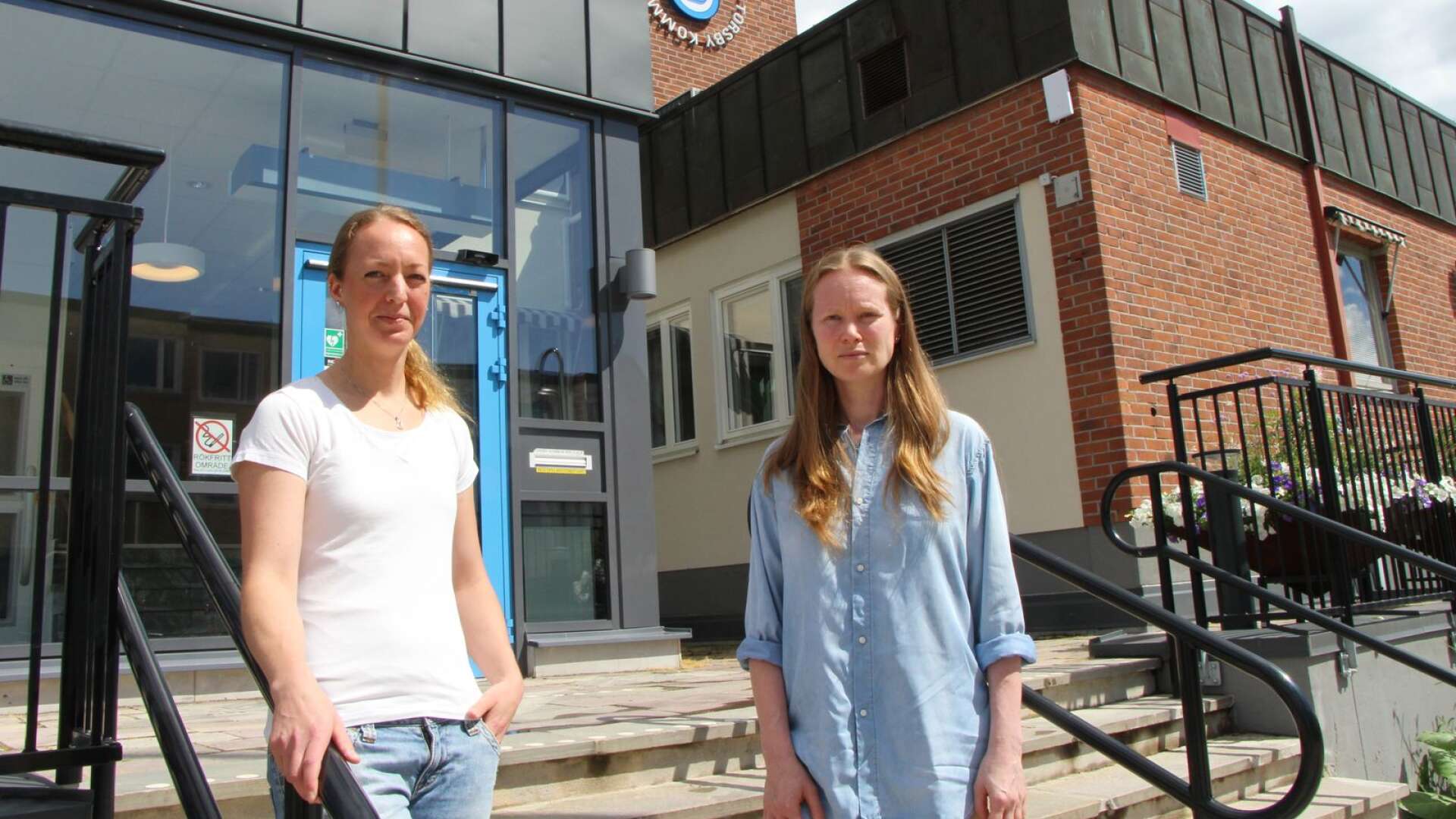 Annika Kollfelt och Ann-Christine Pollack vid Torsbys kommunhus inför en nedläggning av Aspeds skola.