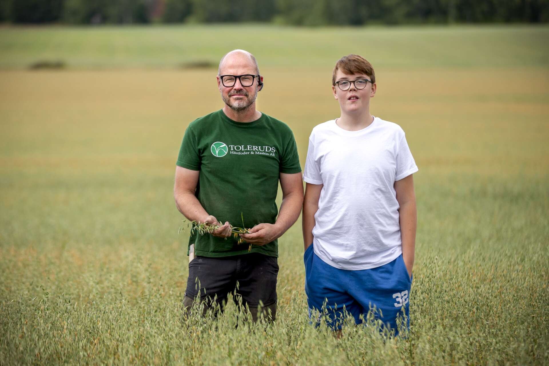 Under sommaren får Tomas hjälp på gården av sonen Valdemar Bryske.