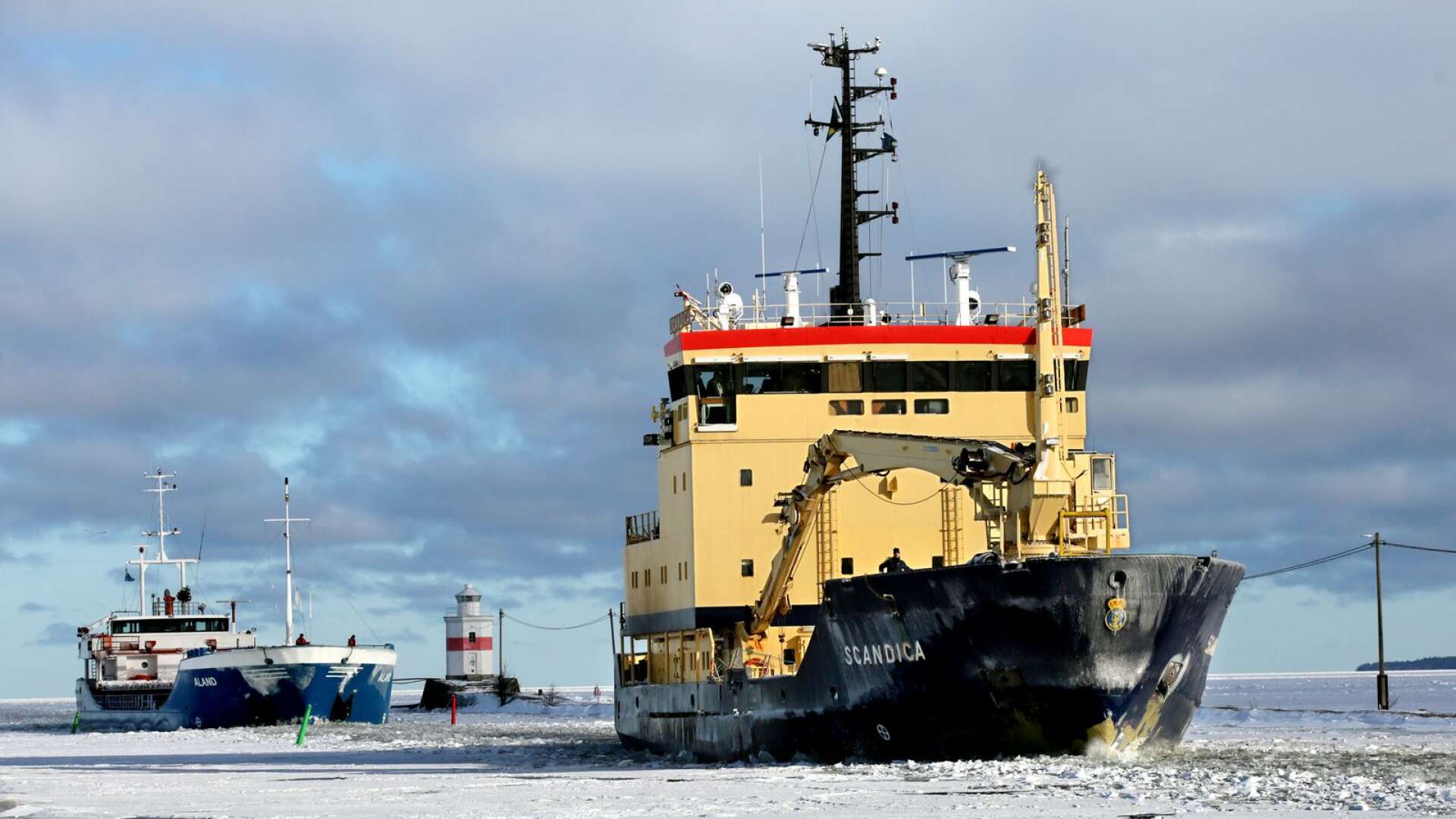 Arbetsfartyget Scandica bryter isen så att fartygen kan ankomma hamnen i Lidköping.