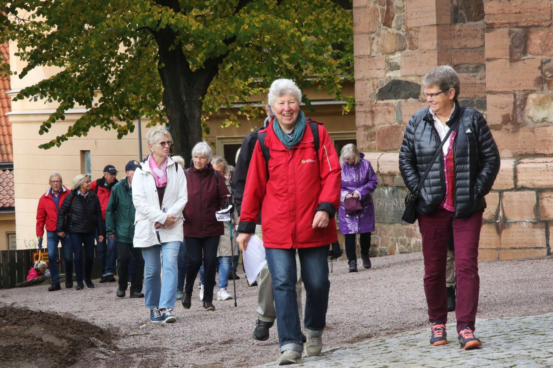 Lidköpingsdelegationen anländer till domkyrkan.