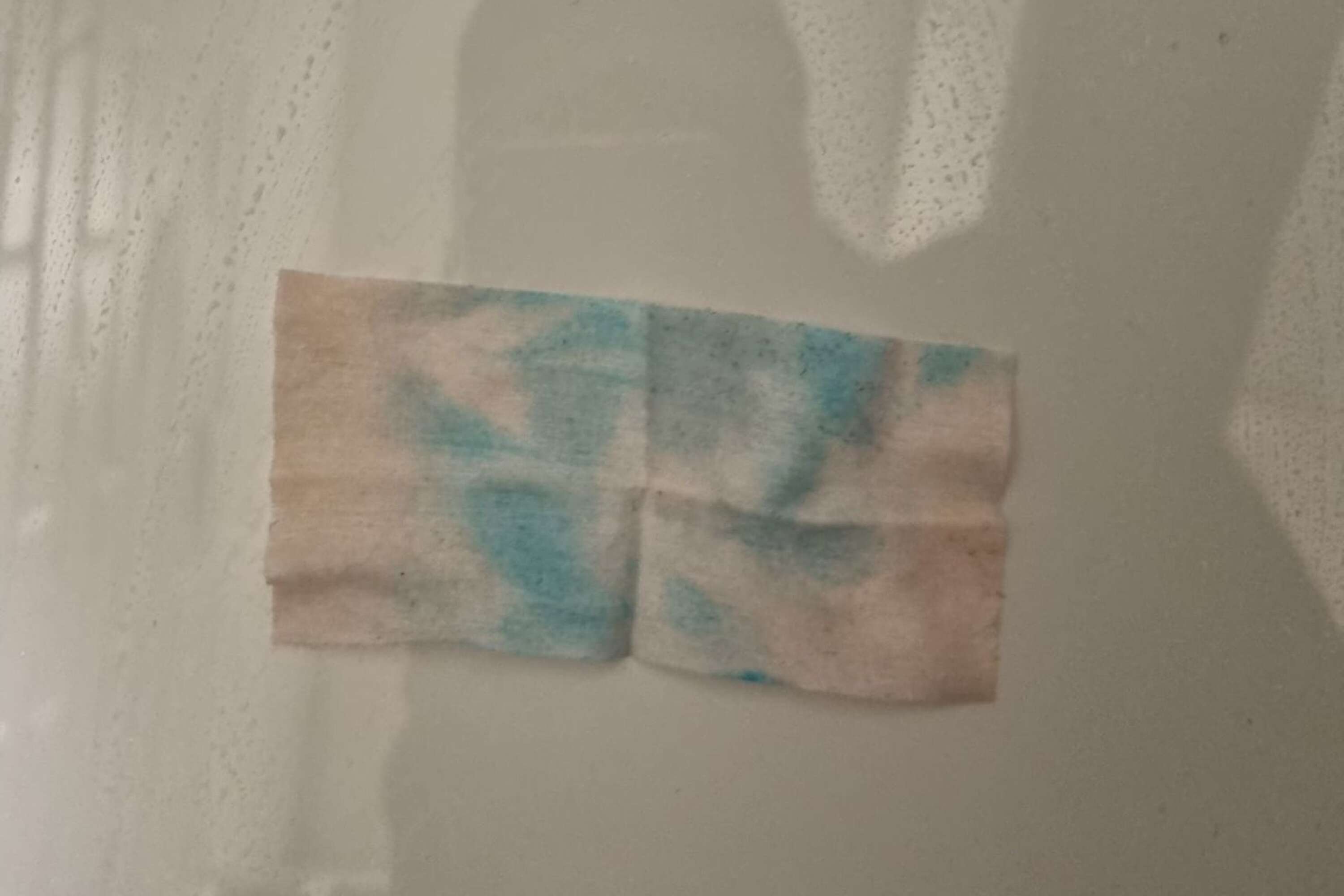 NWT använder särskilda servetter som är framtagna specifikt för att identifiera kokainspår. När det finns spår av kokain uppstår omedelbart blå fläckar på de rosa servetterna.
