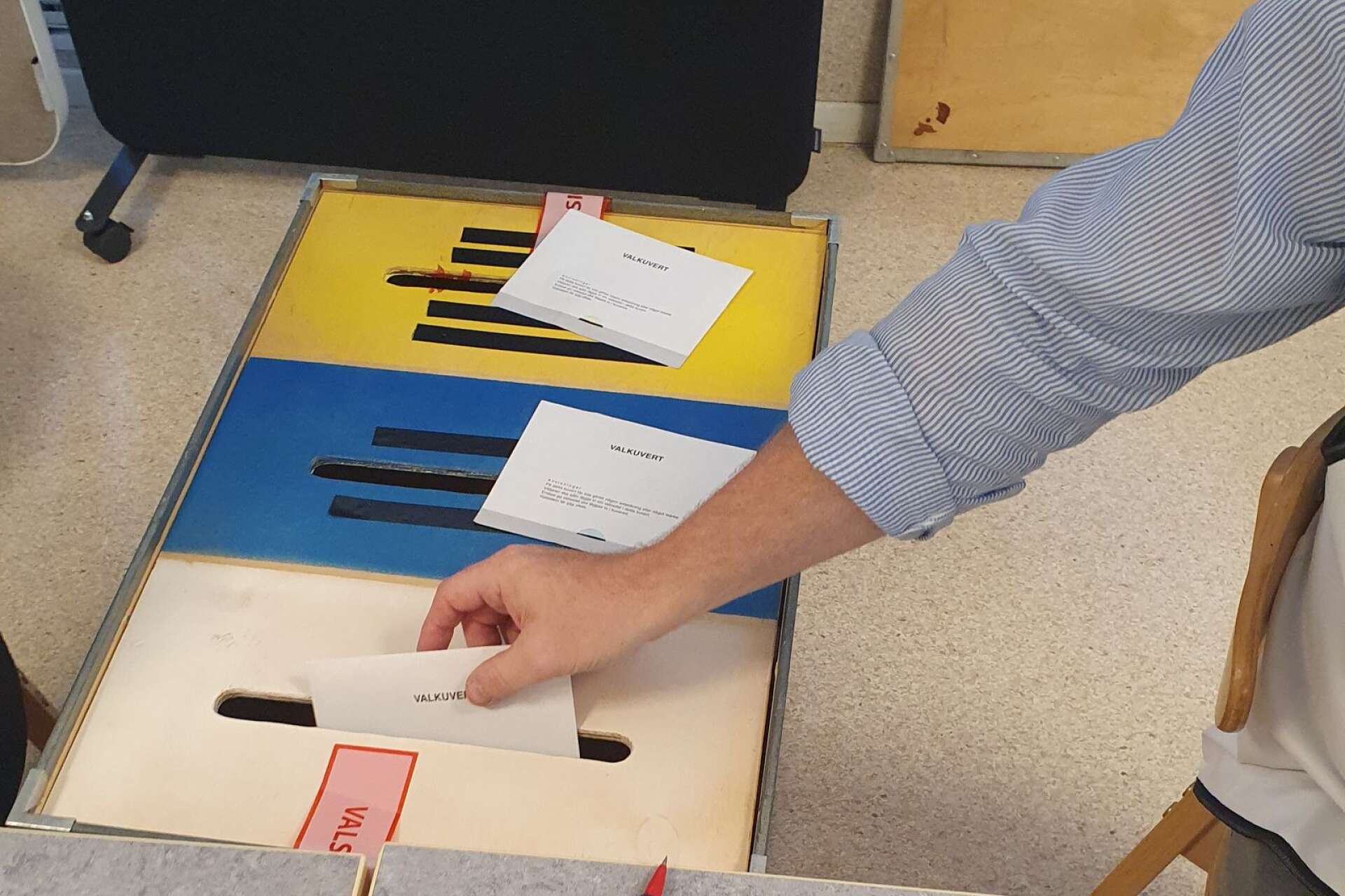 De första valresultaten när det gäller riksdagsvalet har börjat ticka in i Dalsland. 