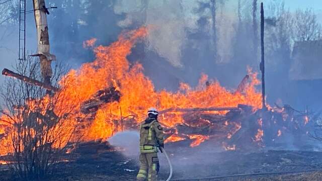 Räddningstjänsten ryckte ut till ett brinnande ödehus utanför Åtorp.