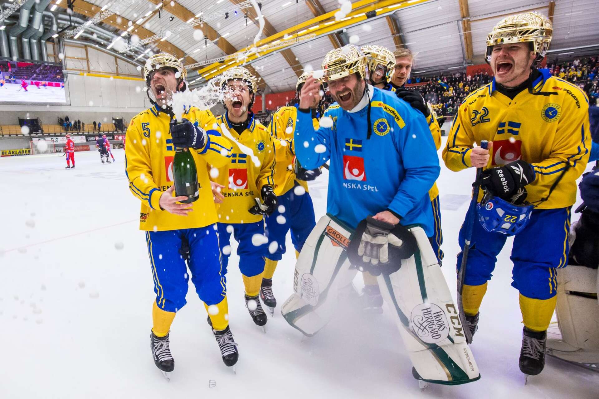 Andreas Bergwall firade tillsammans med lagkamraterna efter finalen i bandy-VM mellan Sverige och Ryssland den 5 Februari 2017.