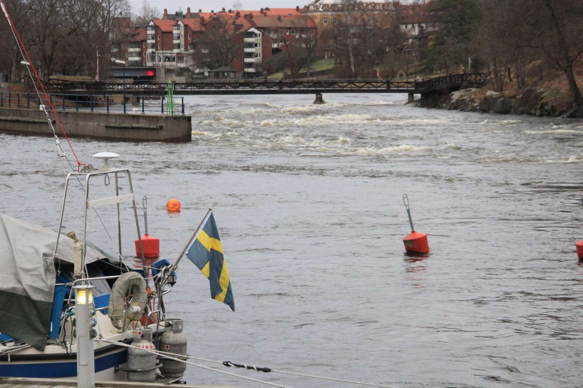 Byälvens vattennivå sjunker sakta men strömmen i Säffle är stark-. Riksdagsledamoten Pål Jonsson (M) kräver nu besked av regeringen om hur Byälven ska skyddas från översvämning i framtiden.