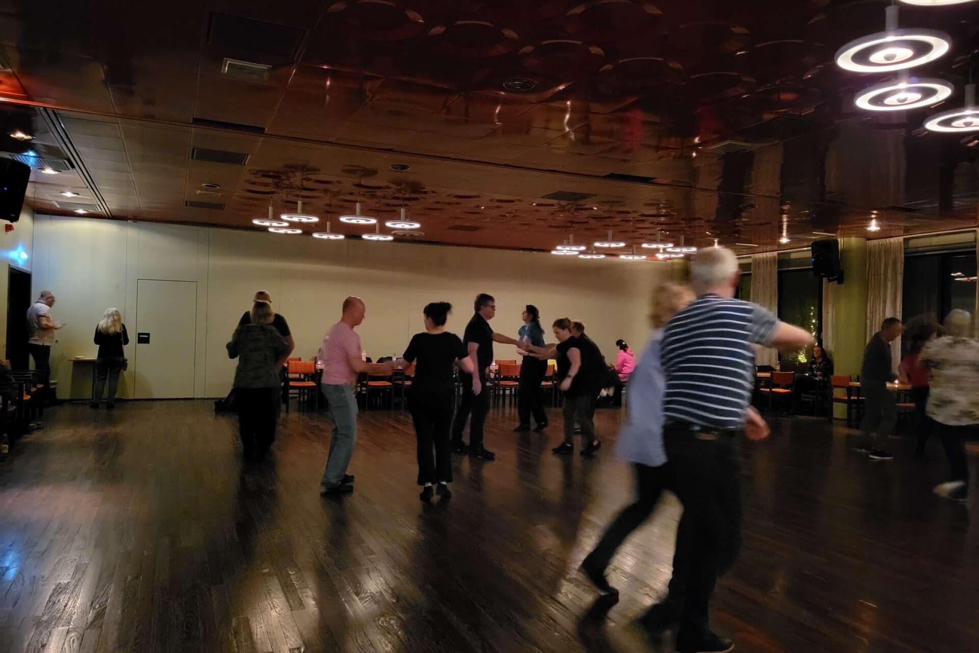 Medlemmarna i dansföreningen Dans för sköjs skull i Hällefors träffas varje måndga för att dans och umgås.