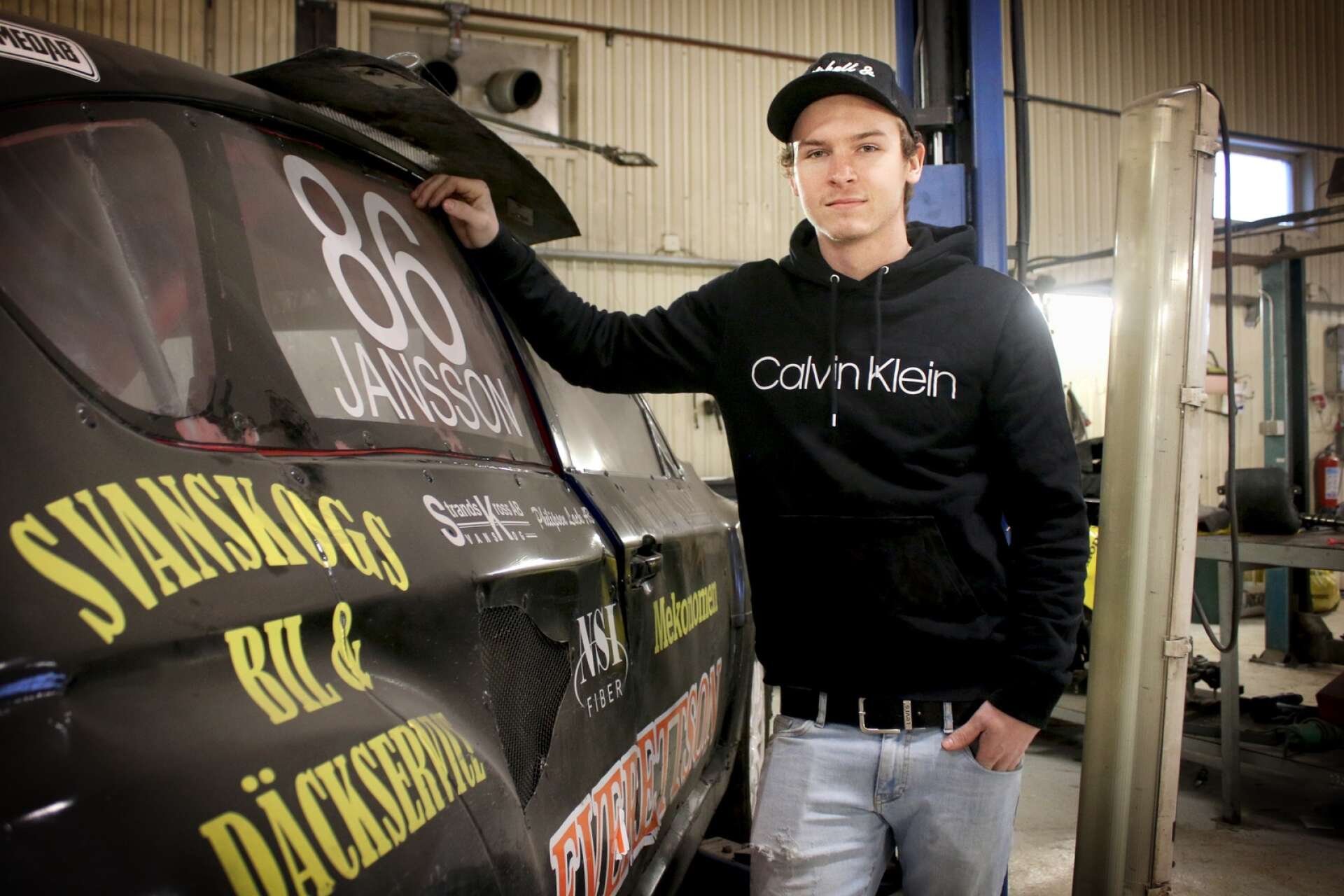Jim Jansson vann Säffle-Tidningens idrottspris Guldplaketten 2021 för sina prestationer i motorsporten Rallycross under året som han avslutade med att bli svensk mästare. Nästa år satsar han på att köra rally.