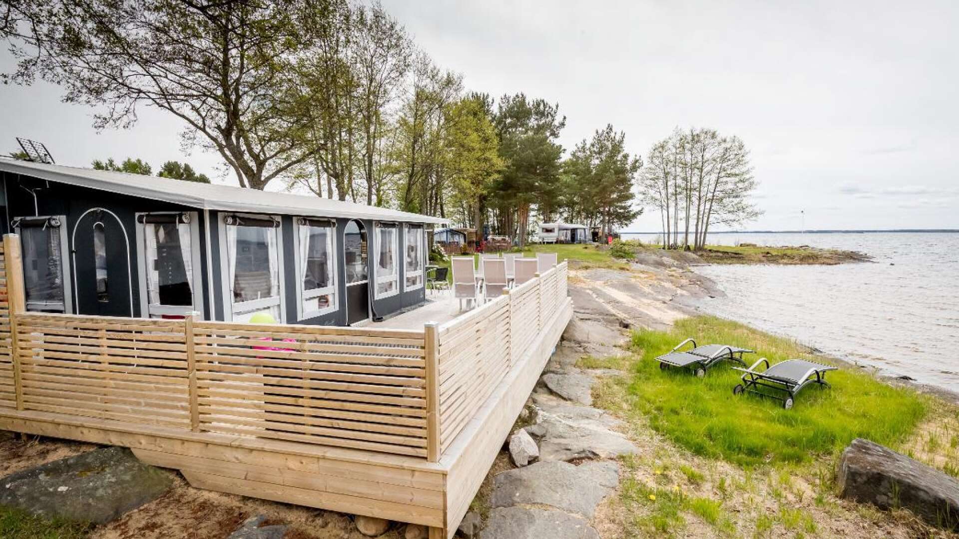 Nu tvingas husvagnsägarna att ta bort altaner och alla andra tillbyggnader närmast stranden på Bomstadbadens camping.