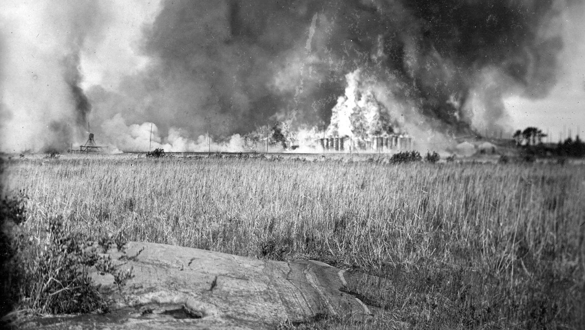 Uddeholm AB:s brädgård på Vidön totalförstörs av eld den 3 juli 1923. Ett tusental man deltar i släckningen som omfattar en yta av 400x500m. 